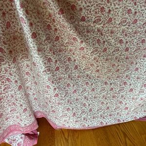 Ridgefield Home pink and white floral paisley 100% cotton tablecloth 94" x 60”